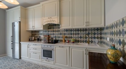 Bucătărie CLASICĂ, liniară, în nuanță - albă Bucătarii clasice