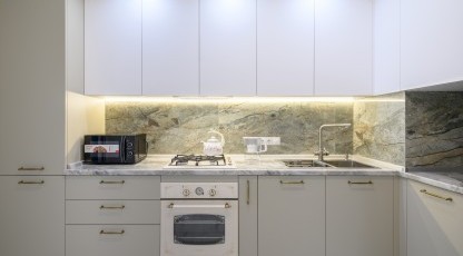 Bucătărie MODERNĂ, de colț, în nuanță - alb/fildeș